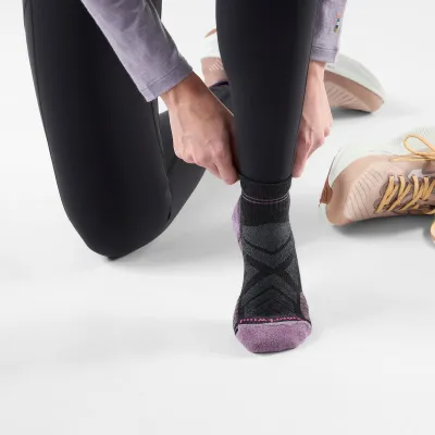 Dámské merino ponožky SMARTWOOL Women's Hike Light Cushion Ankle Socks, Charcoal velikost: 34-37 (S)